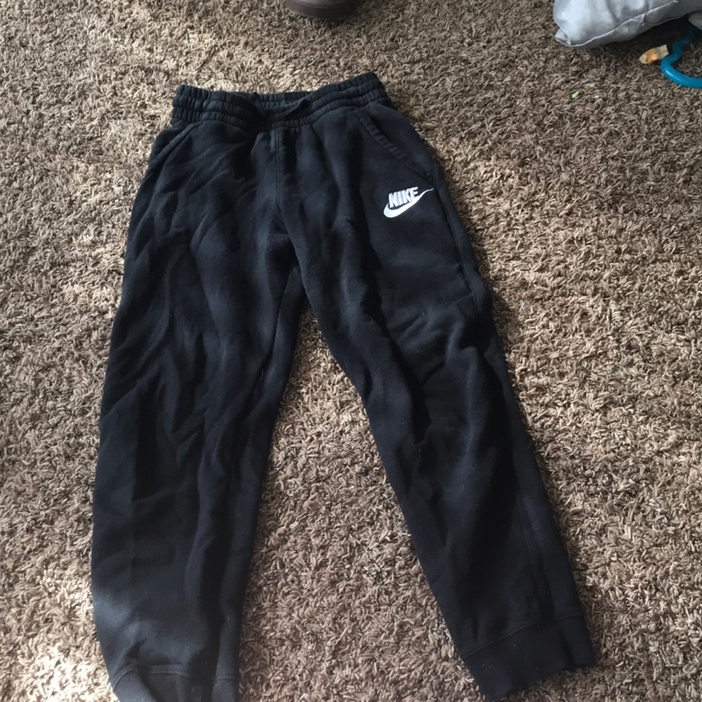 Black and white nike sweatpants- girls 10-12